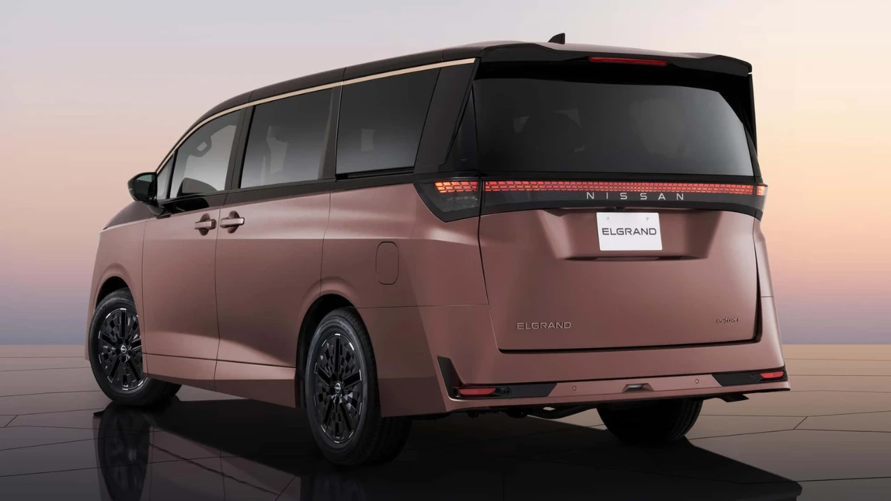 2026 Nissan Elgrand Achter Driekwart Zicht met Gepixelde Achterlichten