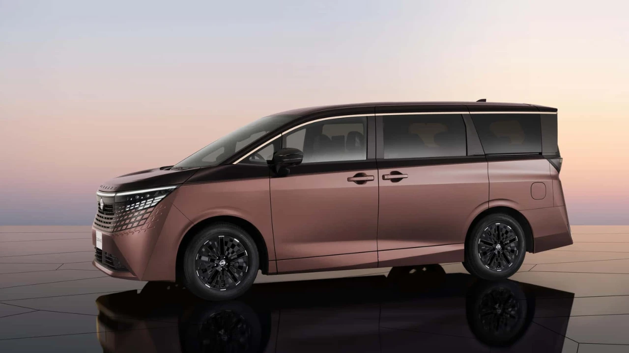 2026 Nissan Elgrand Compleet Zijprofiel in Tweekleurige Afwerking