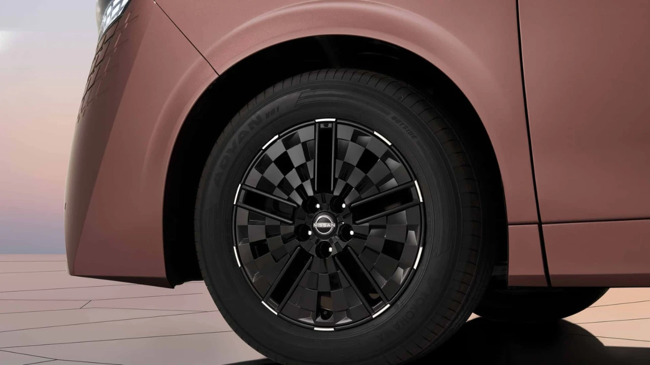 2026 Nissan Elgrand Meerspaaks Zwart Wiel Ontwerp