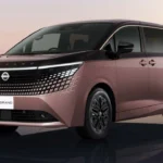 2026 Nissan Elgrand Voor Driekwart Zicht in Roségoud