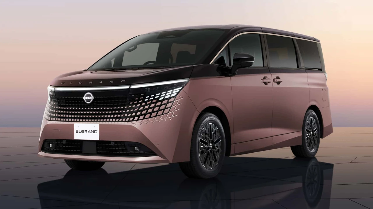2026 Nissan Elgrand Voor Driekwart Zicht in Roségoud