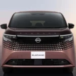 2026 Nissan Elgrand Voor Driekwart Zicht in Roségoud