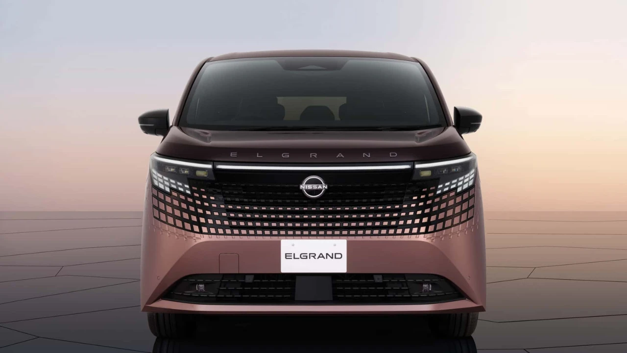 2026 Nissan Elgrand Voor Driekwart Zicht in Roségoud