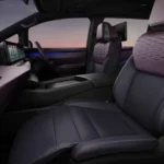 2026 Nissan Elgrand Voorinterieur met Premium Gestoffeerde Stoelen