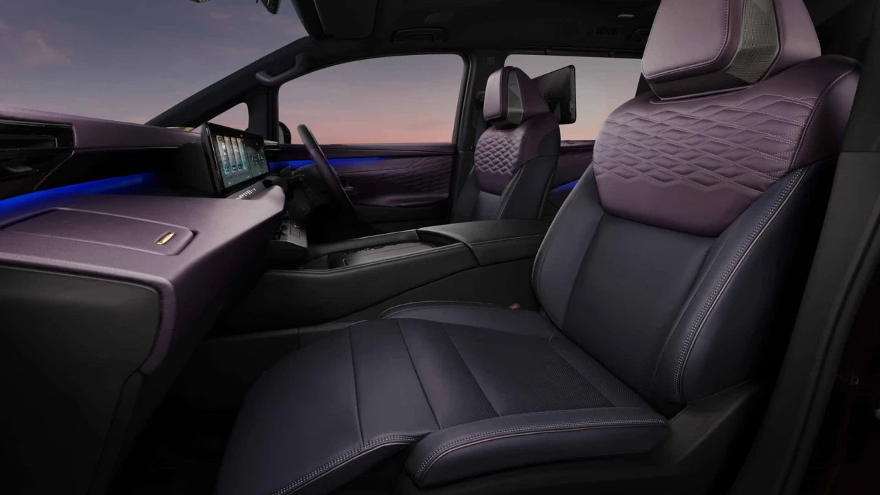 2026 Nissan Elgrand Voorinterieur met Premium Gestoffeerde Stoelen
