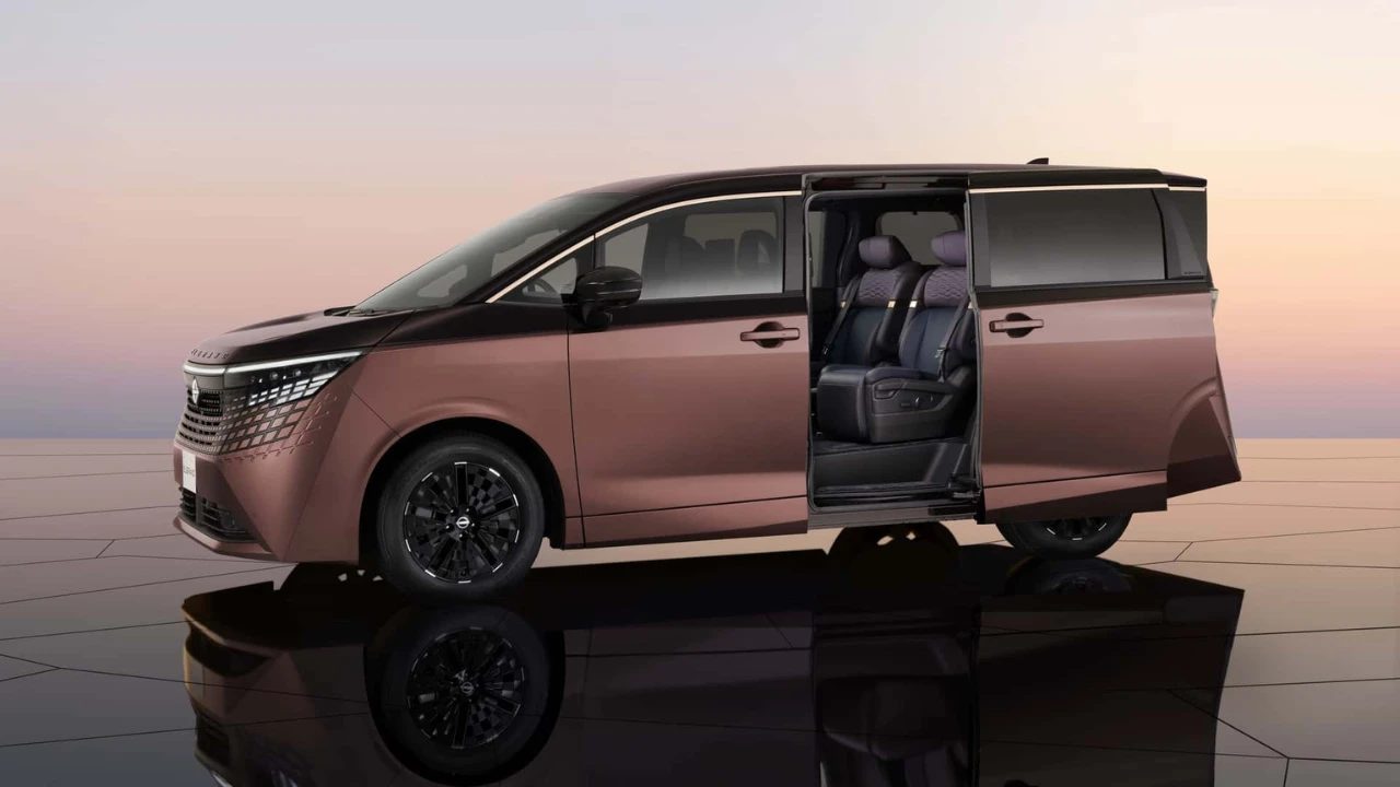 2026 Nissan Elgrand Zijprofiel met Elektrische Schuifdeur