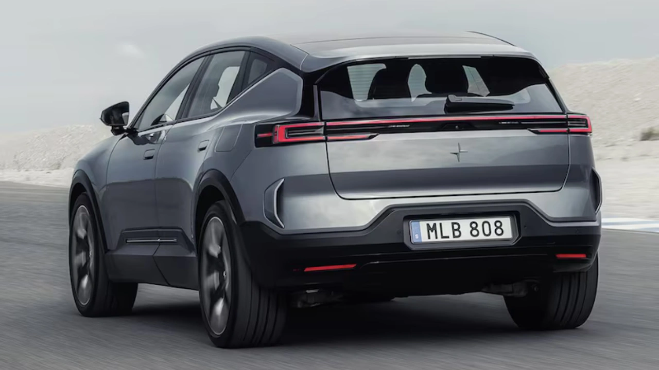 Achteraanzicht van driekwart van rijdende 2026 Polestar 3 elektrische SUV met LED-achterlichten