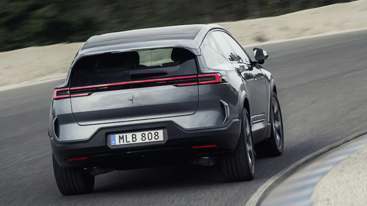 Achteraanzicht van rijdende 2026 Polestar 3 elektrische SUV op weg met achterlichten