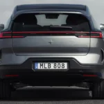 Achteraanzicht van 2026 Polestar 3 elektrische SUV met LED-achterlichten en Zweeds kenteken