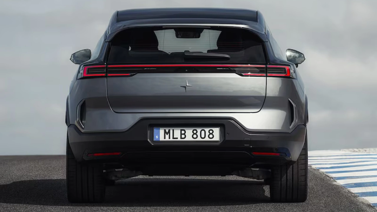 Achteraanzicht van 2026 Polestar 3 elektrische SUV met LED-achterlichten en Zweeds kenteken