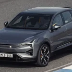 Vooraanzicht van driekwart van geparkeerde 2026 Polestar 3 elektrische SUV in zilver op circuit
