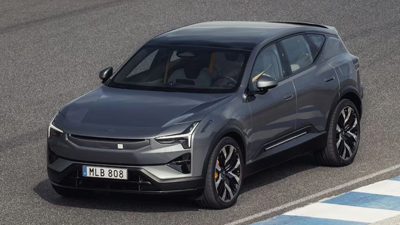 Vooraanzicht van driekwart van geparkeerde 2026 Polestar 3 elektrische SUV in zilver op circuit