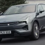 Vooraanzicht van rijdende 2026 Polestar 3 elektrische SUV op weg in zilver
