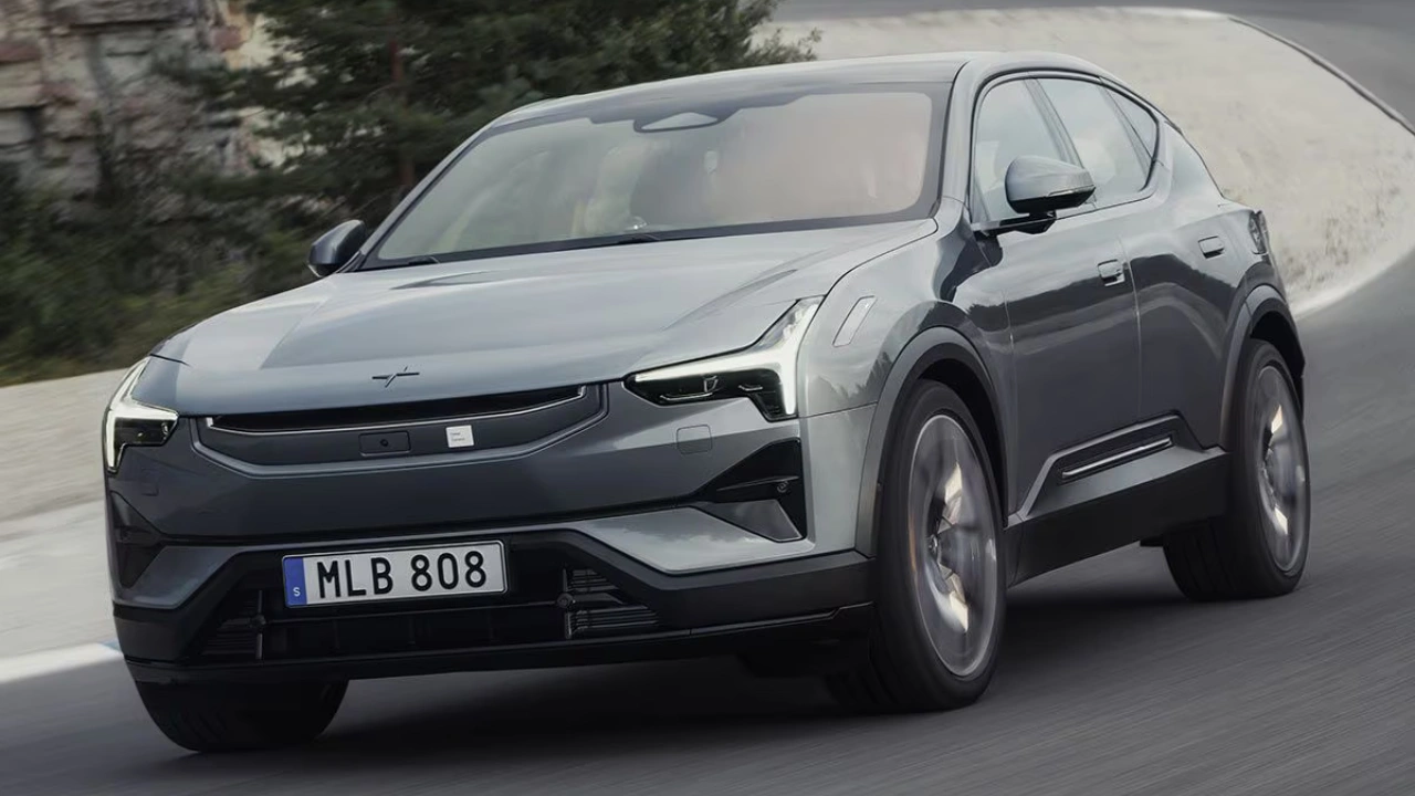 Vooraanzicht van rijdende 2026 Polestar 3 elektrische SUV op weg in zilver
