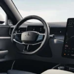 Breed zicht op het minimalistische Scandinavische interieur van de 2026 Polestar 3 met verticaal touchscreen-infotainmentsysteem, duurzame materialen en het nieuwe Climate-pakket met verwarmde stoelen en stuurwiel.