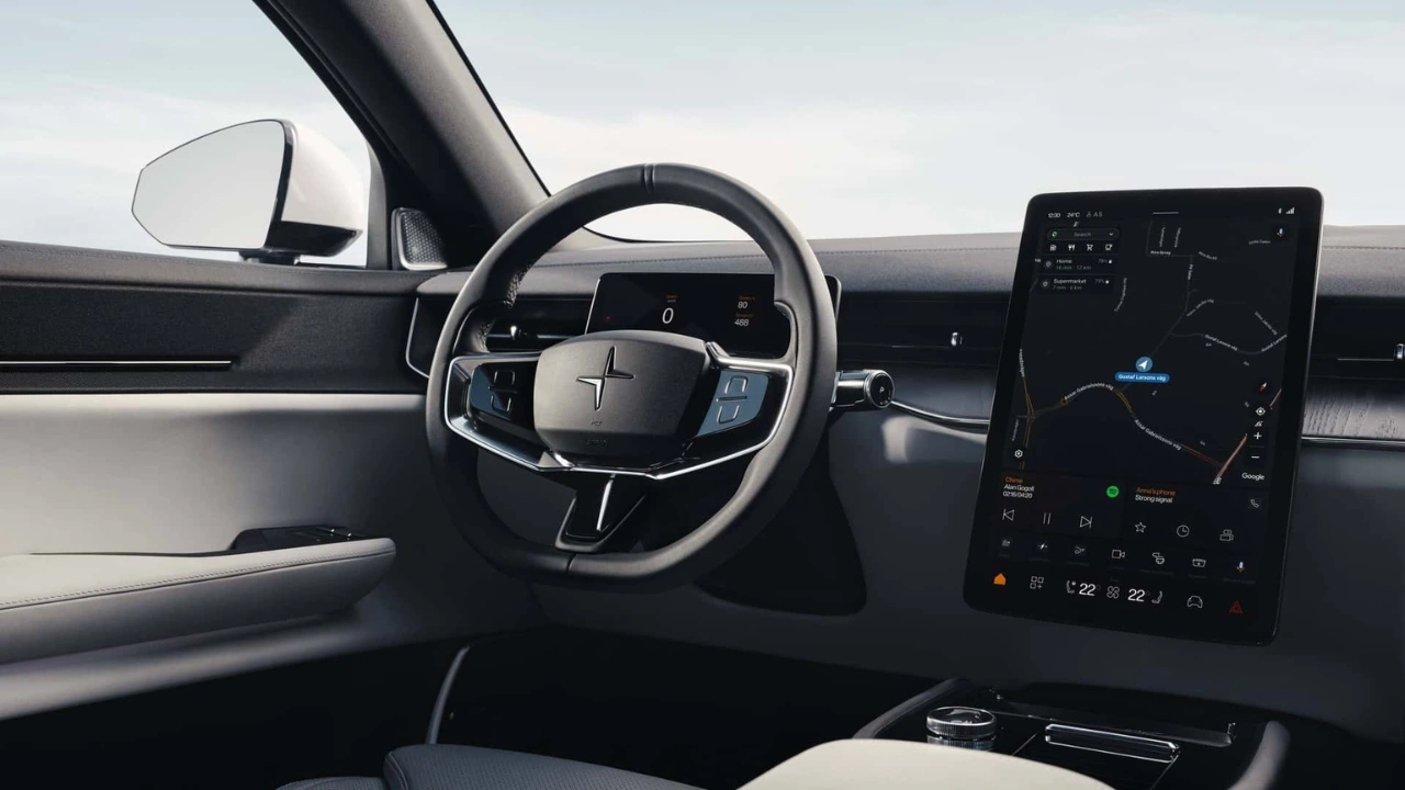 Breed zicht op het minimalistische Scandinavische interieur van de 2026 Polestar 3 met verticaal touchscreen-infotainmentsysteem, duurzame materialen en het nieuwe Climate-pakket met verwarmde stoelen en stuurwiel.