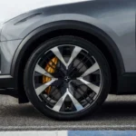 Close-up van 2026 Polestar 3 Performance wiel met badge met 106kWh en 500kW specificaties