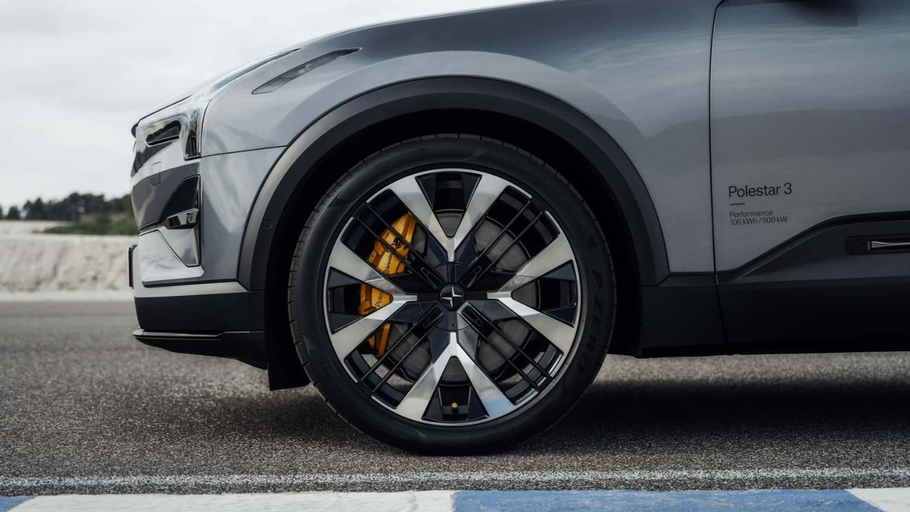 Close-up van 2026 Polestar 3 Performance wiel met badge met 106kWh en 500kW specificaties