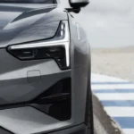 Close-up van 2026 Polestar 3 Thor's Hammer LED-koplampdesign op circuit
