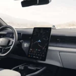 Volledig dashboardzicht van het interieur van de 2026 Polestar 3 met geïntegreerde Google-diensten, digitaal instrumentenpaneel, verticaal infotainment-touchscreen en hoogwaardige duurzame materialen doorheen.