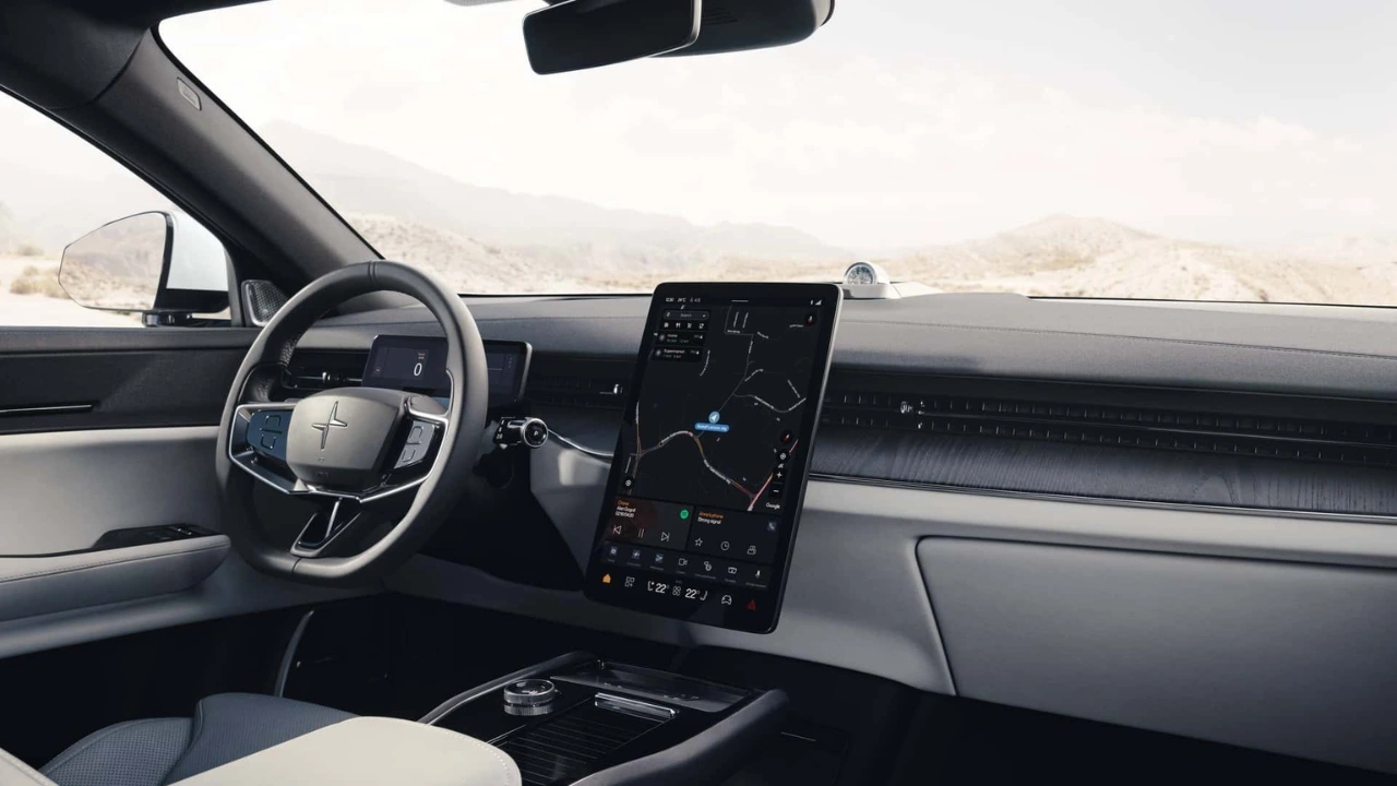Volledig dashboardzicht van het interieur van de 2026 Polestar 3 met geïntegreerde Google-diensten, digitaal instrumentenpaneel, verticaal infotainment-touchscreen en hoogwaardige duurzame materialen doorheen.