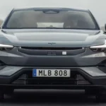 De 2026 Polestar 3 toont zijn kenmerkende Scandinavische designtaal met de kenmerkende Thor's Hammer LED-koplampen en minimalistische voorkant, met daaronder de revolutionaire 800V elektrische architectuur.