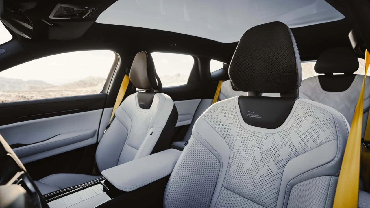 Interieur voorstoelen van de 2026 Polestar 3 met duurzame premium bekleding, panoramisch glazen dak en Zweeds gouden performance gordels die de top-tier Performance-variant aangeven.