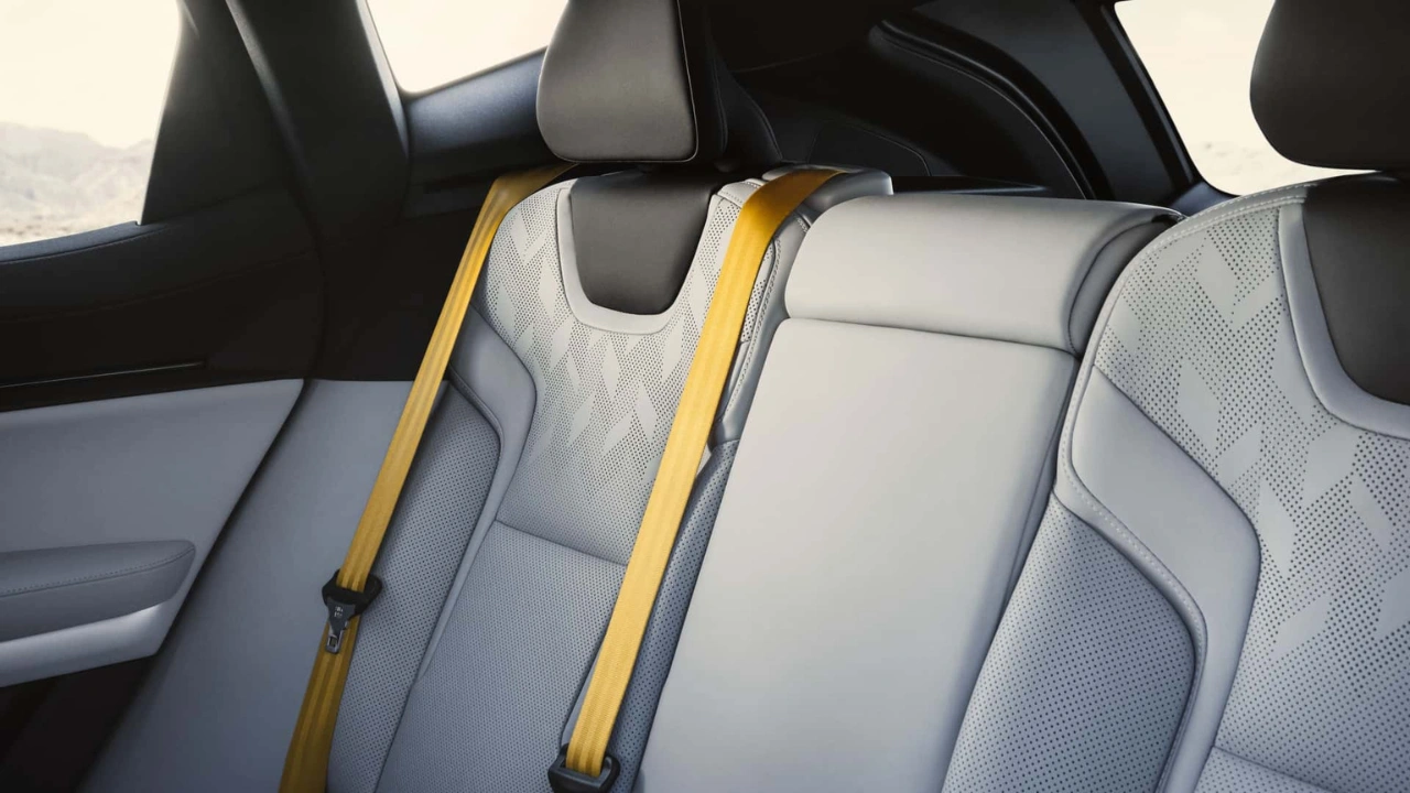 2026 Polestar 3 achterbank met Zweedse gouden gordels en premium bekleding