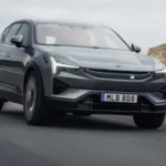 2026 Polestar 3 elektrische SUV rijdend op weg in zilver met vooraanzicht van driekwart