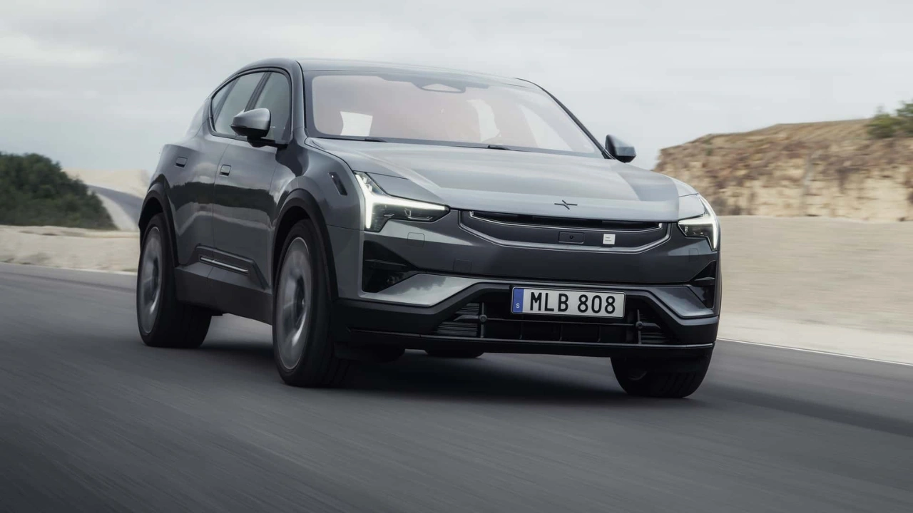 2026 Polestar 3 elektrische SUV rijdend op weg in zilver met vooraanzicht van driekwart