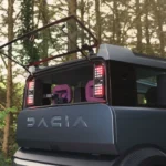 Achteraanzicht van Dacia Hipster Concept met gesplitste achterklep volledig open in bosomgeving