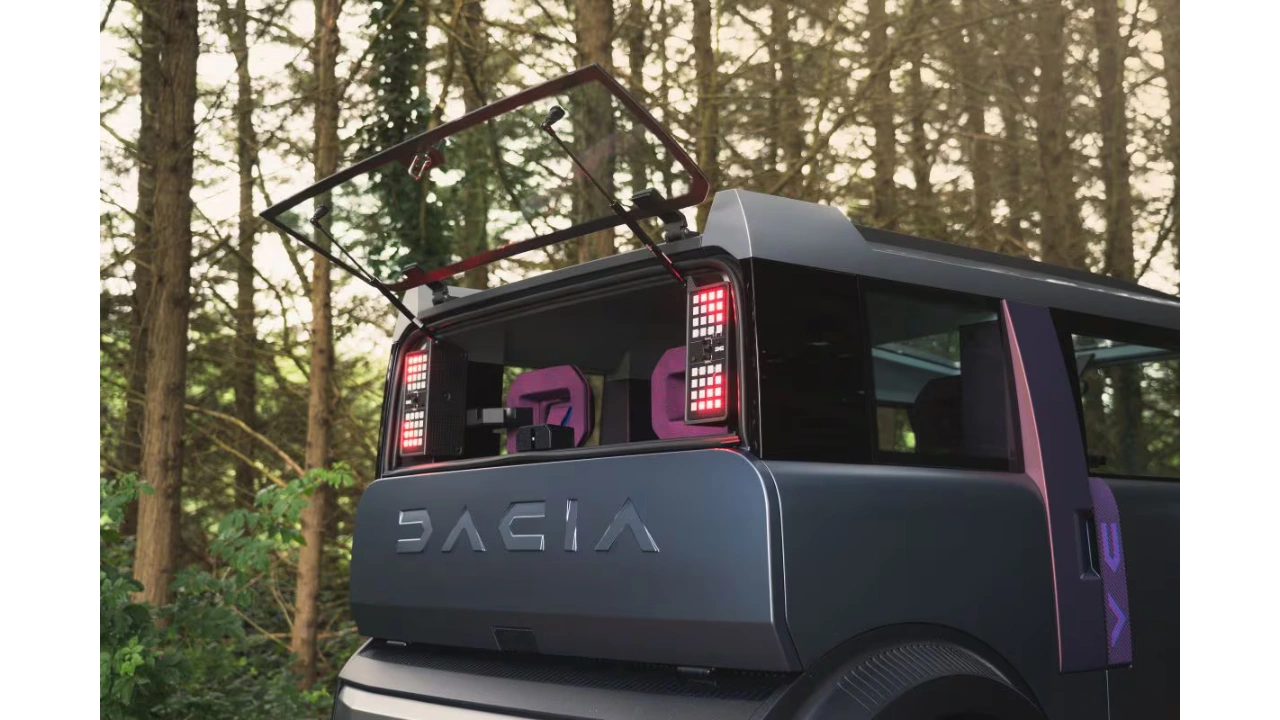 Achteraanzicht van Dacia Hipster Concept met gesplitste achterklep volledig open in bosomgeving