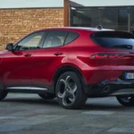 Alfa Romeo Tonale 2026 Facelift Achteraanzicht Driekwart in Rosso Brera Rood