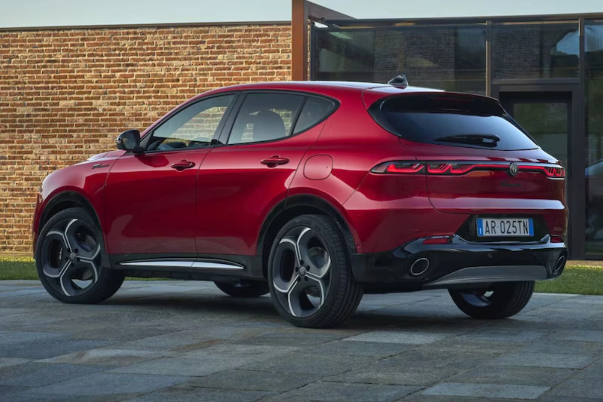 Alfa Romeo Tonale 2026 Facelift Achteraanzicht Driekwart in Rosso Brera Rood