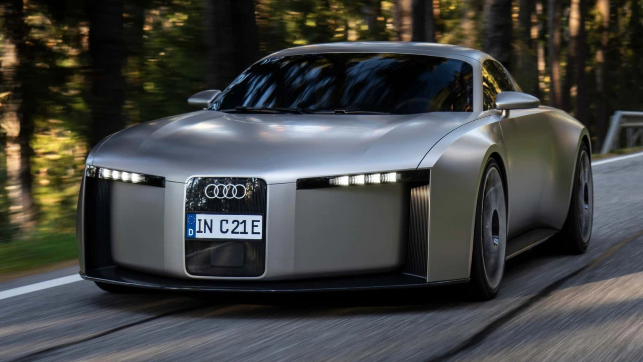 Audi Concept C Elektrische Sportwagen in Beweging op Schilderachtige Bergweg