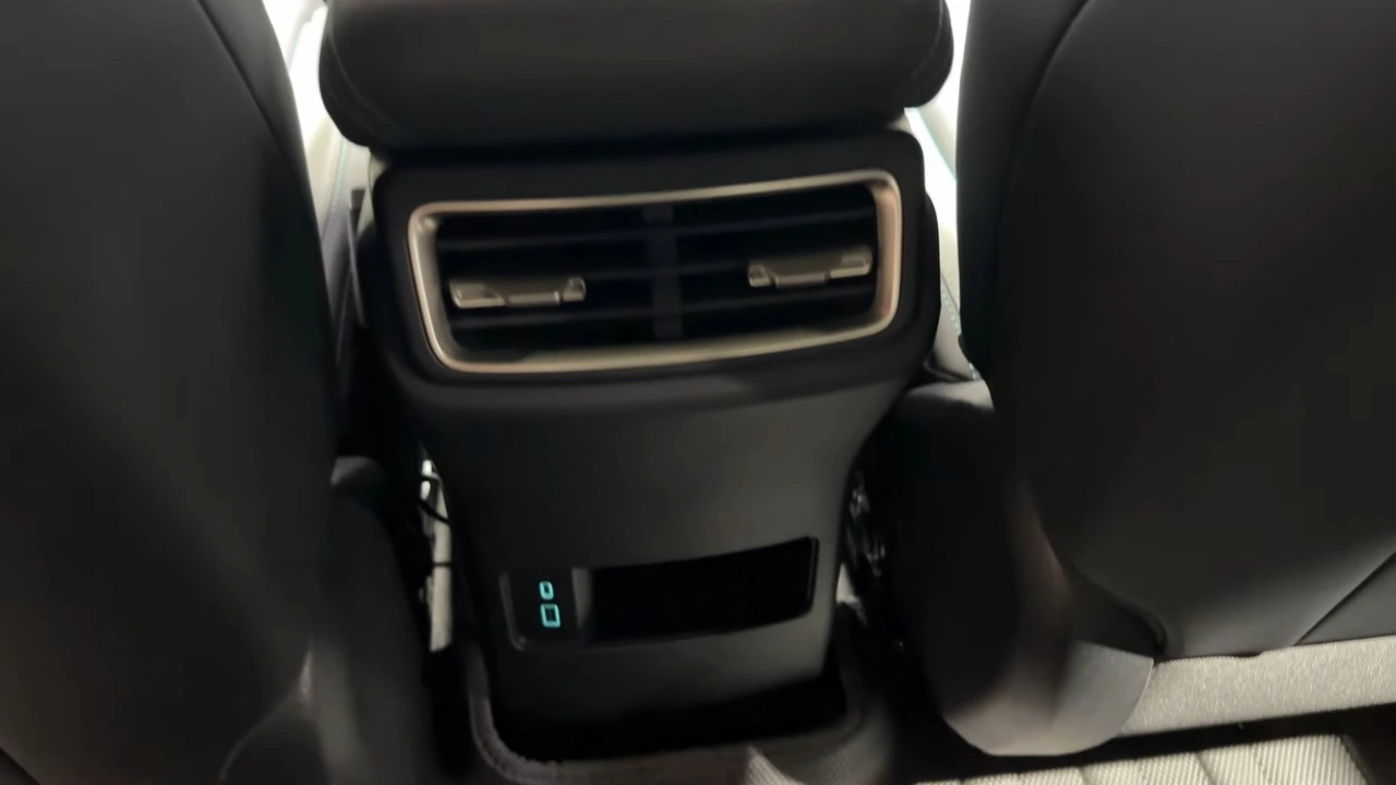 BYD Qin L DM-i 2026 Achter Klimaatregeling en USB-Oplaadpoorten