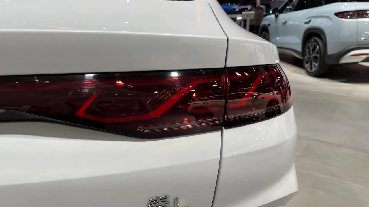 BYD Qin L DM-i 2026 LED-Achterlicht Detail - Chinees Knopenontwerp