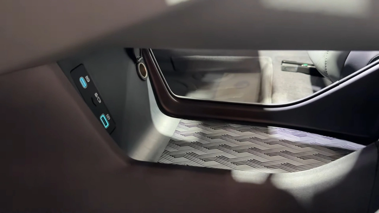 BYD Qin L DM-i 2026 Middenconsole USB-C-poorten en opslagruimte