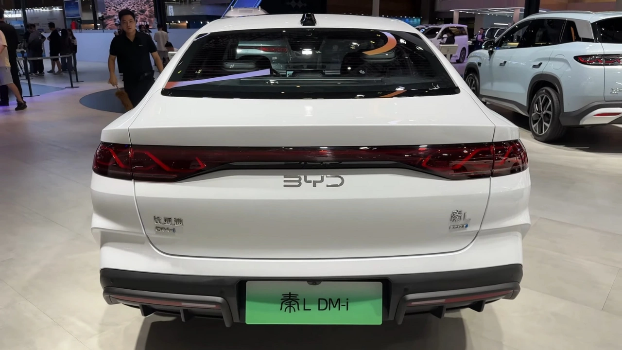 BYD Qin L DM-i 2026 Recht Achteraanzicht - LED-Achterlichten over Volledige Breedte