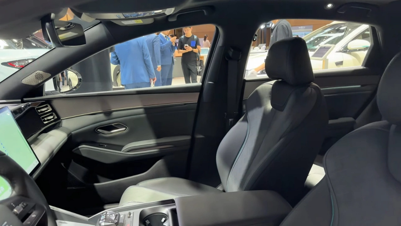 BYD Qin L DM-i 2026 Voorstoel Profiel