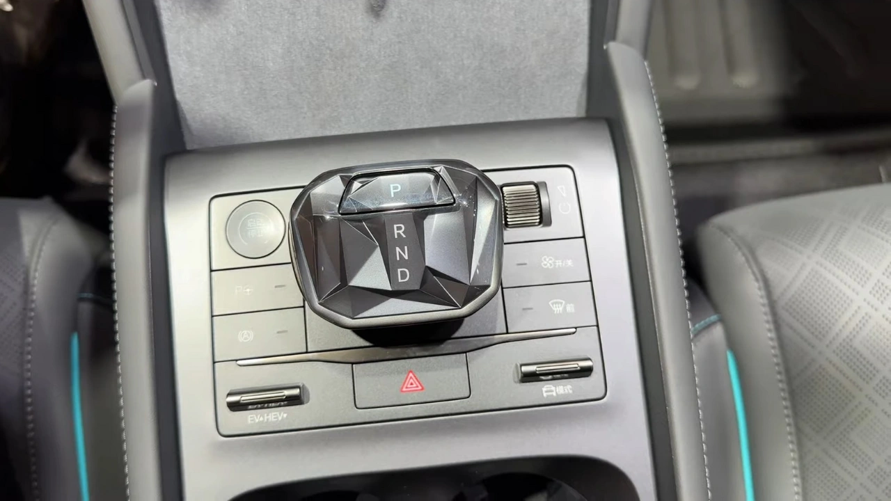 BYD Qin L DM-i 2026 versnellingspook selectie detail