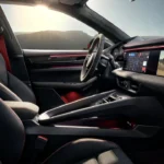 Breed interieurzicht van Porsche Macan GTS vanaf passagierskant met volledig dashboard