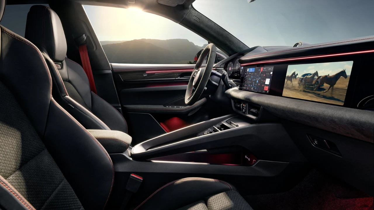 Breed interieurzicht van Porsche Macan GTS vanaf passagierskant met volledig dashboard