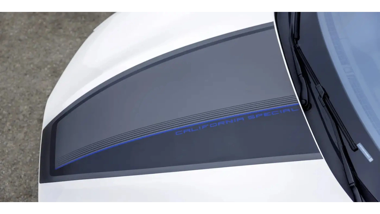 California Special Motorkap Graphics met Rave Blue Accent - Close-Up Detail
