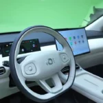 Changan Nevo Q05 Bestuurdersaanzicht met Digitaal Instrumentenpaneel en Infotainmentsysteem