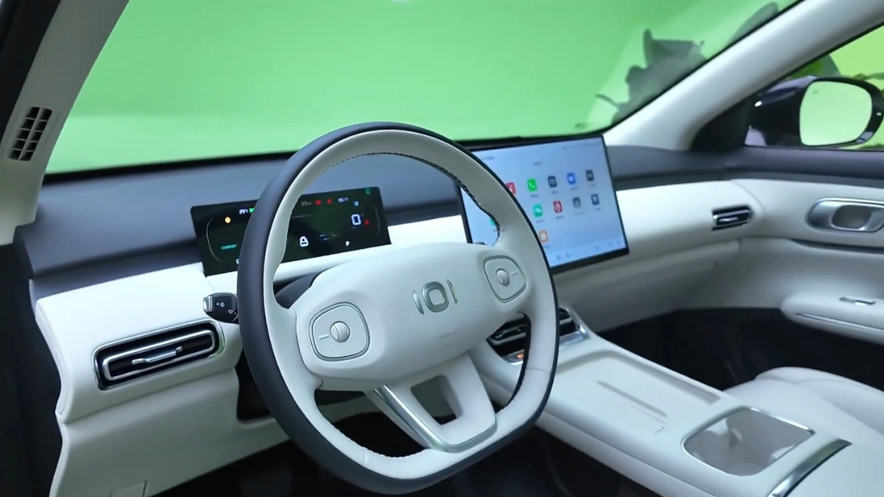 Changan Nevo Q05 Bestuurdersaanzicht met Digitaal Instrumentenpaneel en Infotainmentsysteem