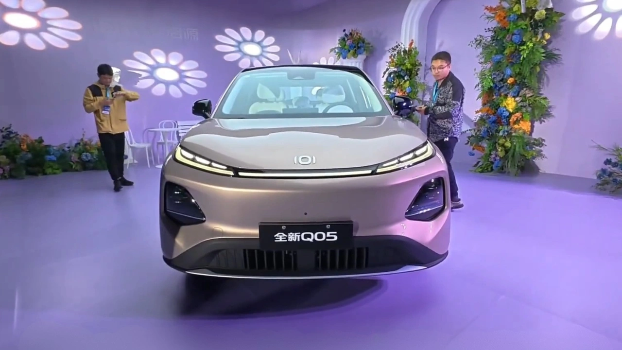 Changan Nevo Q05 EV Vooraanzicht met LED-Koplampontwerp 2025