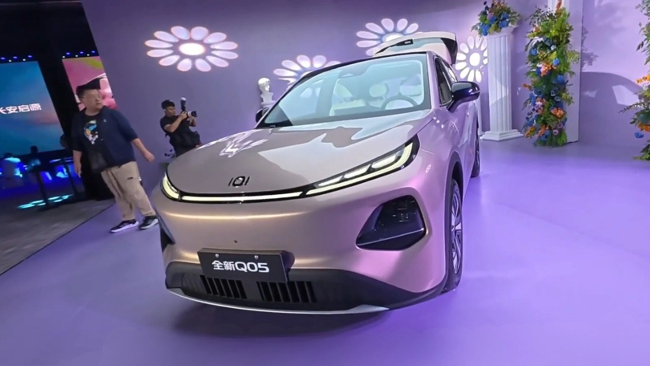 Changan Nevo Q05 Elektrische SUV Voorkant Driekwart Aanzicht bij Lanceringsevenement 2025
