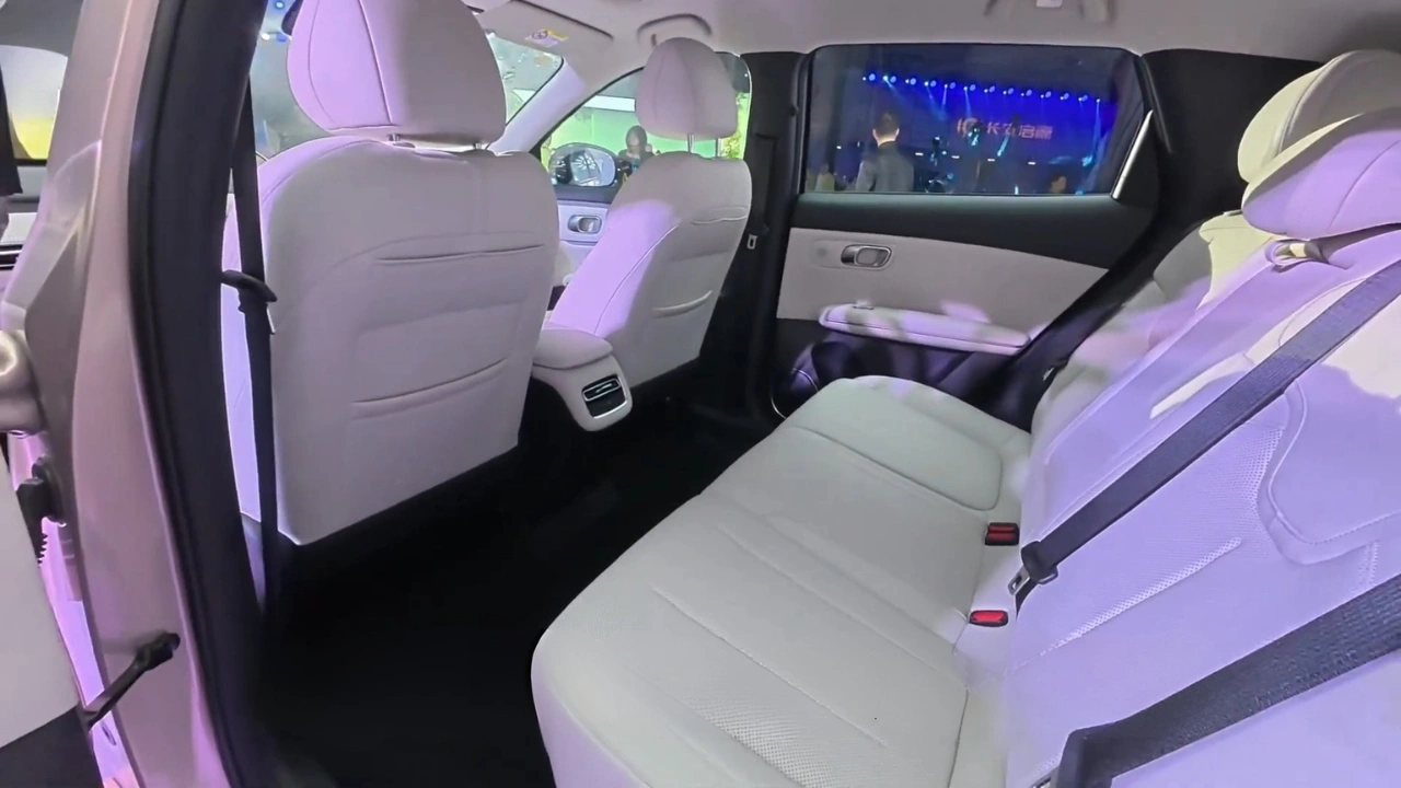Changan Nevo Q05 Ruime Achterpassagiersbank Interieur met 990mm Hoofdruimte
