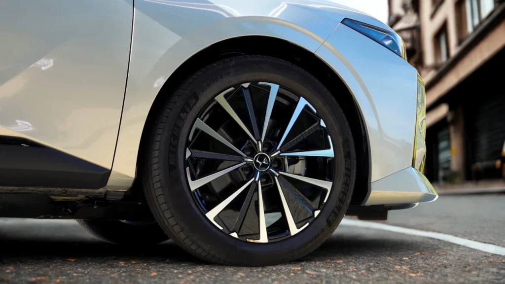 Gedetailleerde close-up van DS No. 4 19-inch diamantgeslepen lichtmetalen velg met spaakdesign en gebeeldhouwd wielscherm